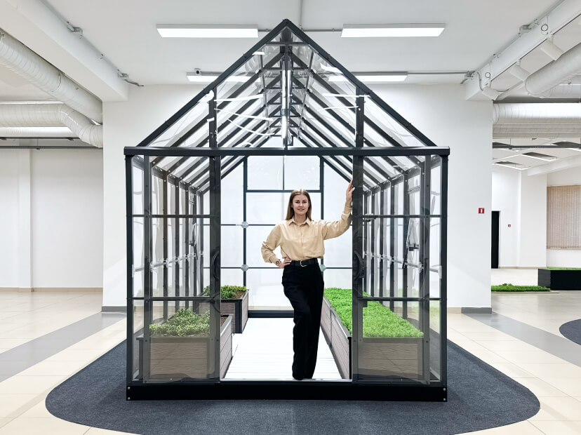 Компания «ЗаводТеплиц.ру» представляет монолитные теплицы, иллюстрируя это на фото с участием девушки.